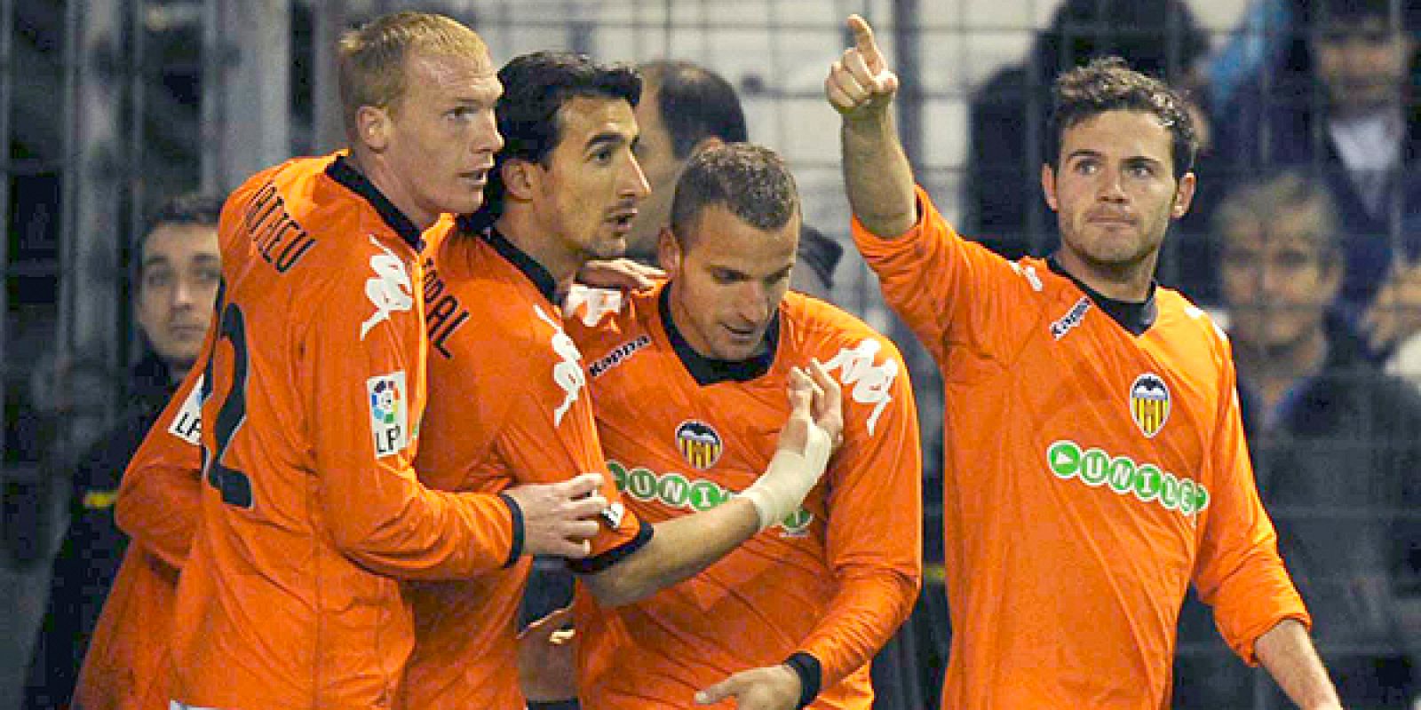 El centrocampista del Valencia CF Juan Mata (d) celebra su gol junto a sus compañeros.