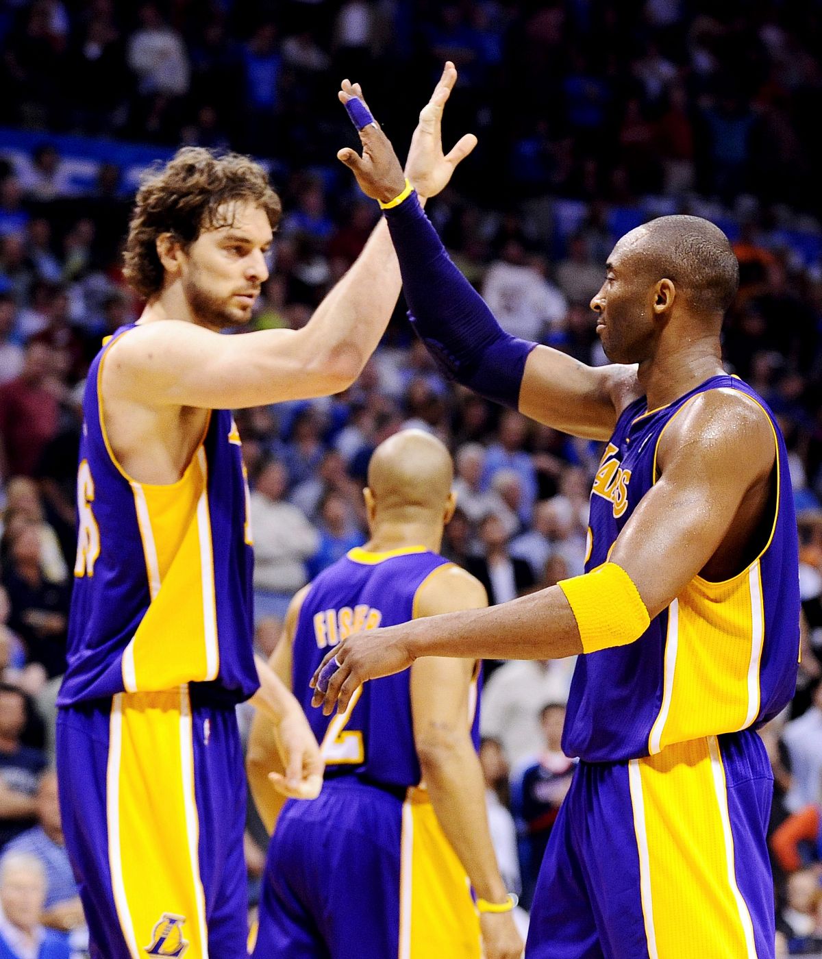 Pau Gasol (i) y Kobe Bryant (d) se felicitan en el partido contra los Oklahoma City Thunder.