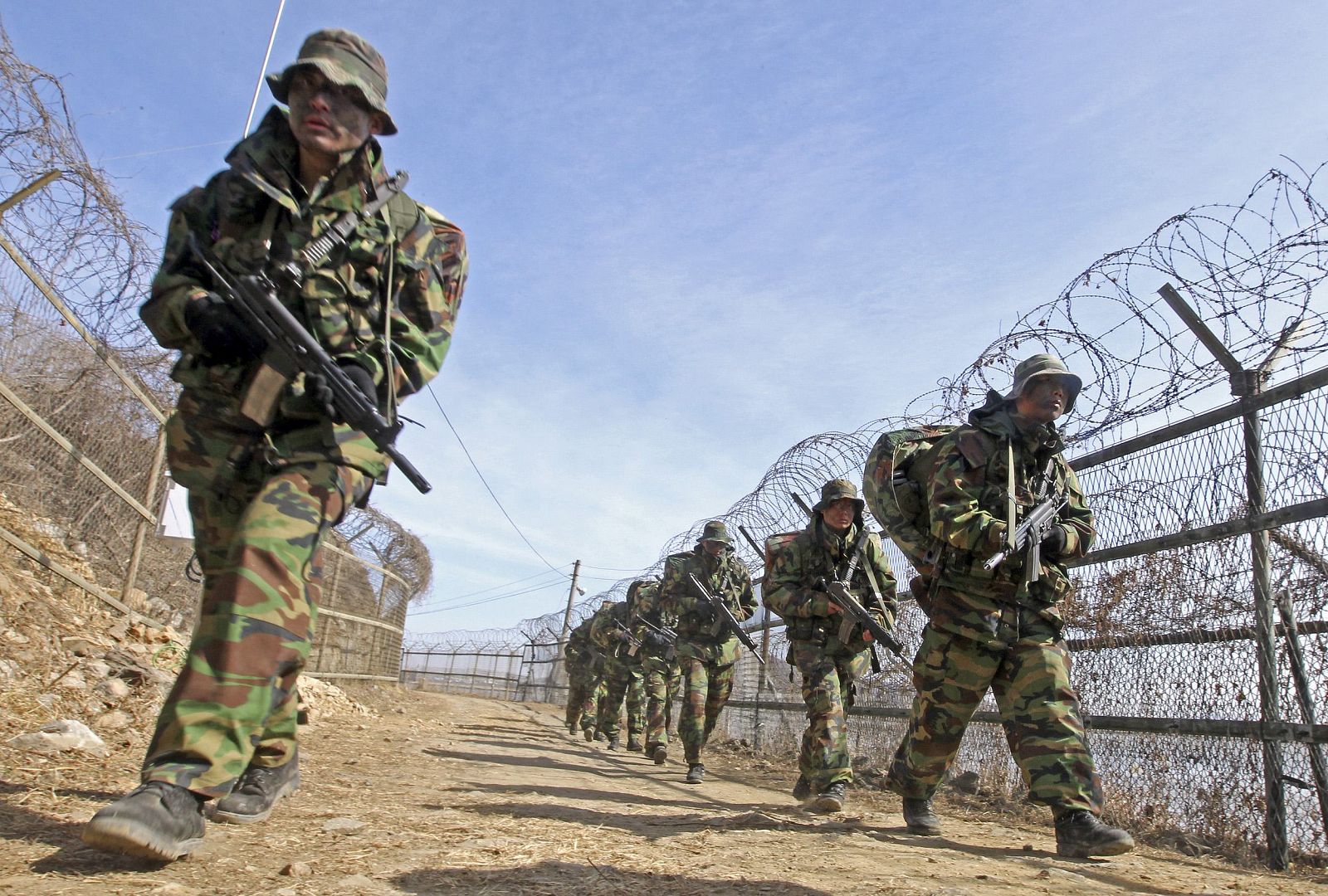 Tropas surcoreanas patrullan en la frontera con Corea del Norte el pasado viernes