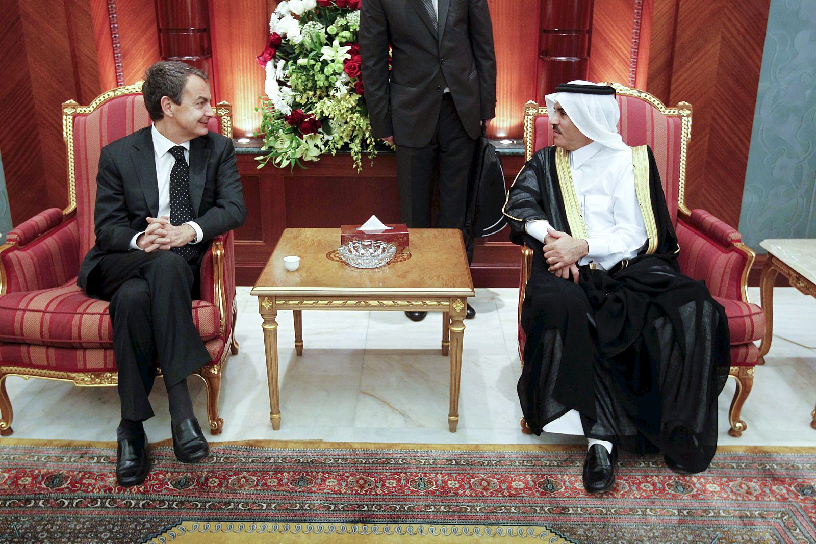 El presidente del Gobierno, José Luis Rodríguez Zapatero  durante el encuentro que ha mantenido con el embajador de Catar en España, Nasser Al-Attiyah