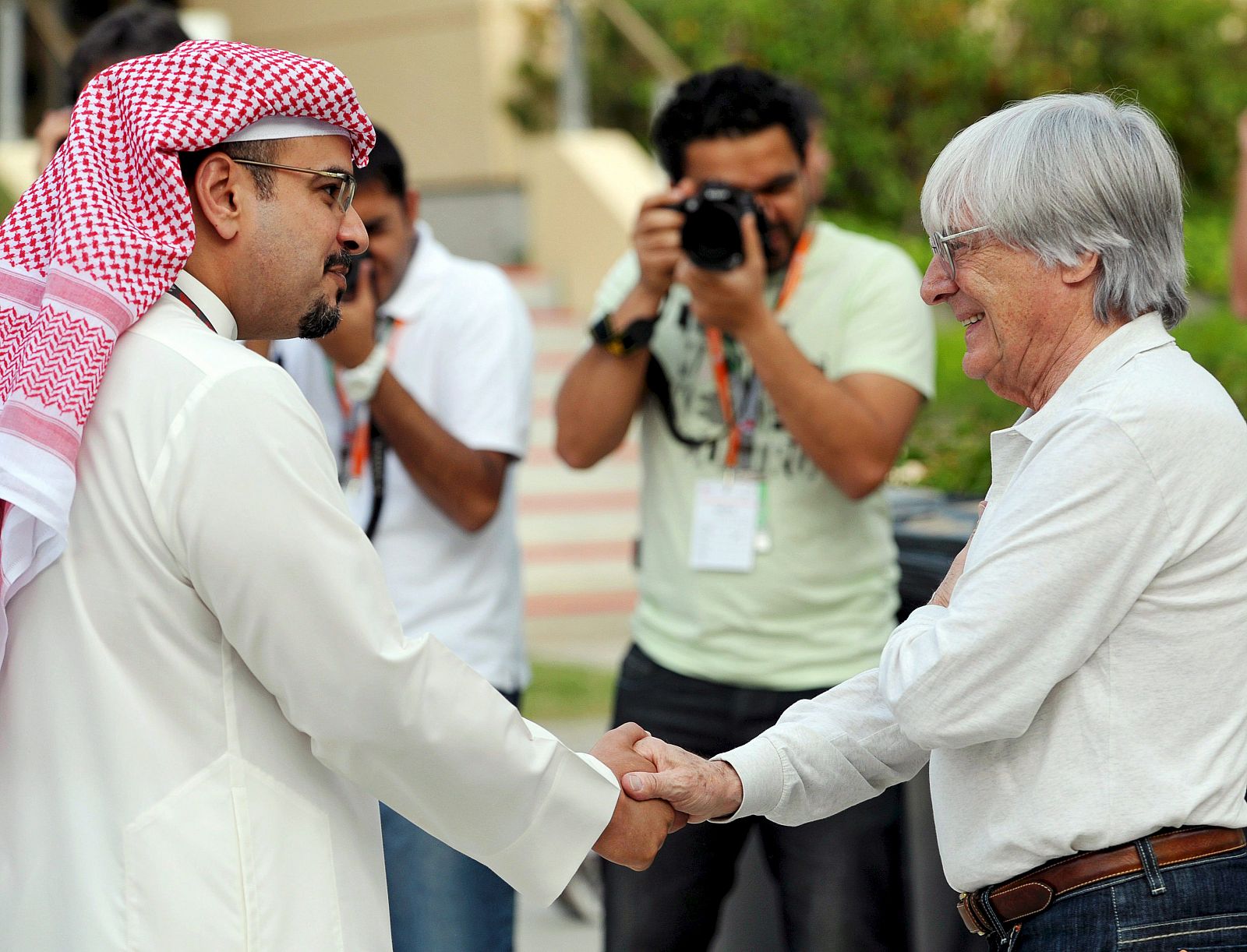 El patrón de la Fórmula Uno Bernie Ecclestone saluda al príncipe heredero de Bahréin, el jeque Salman Bin Hamad Al Jalifa, en el circuito internacional de Bahrein, en Sakhir.