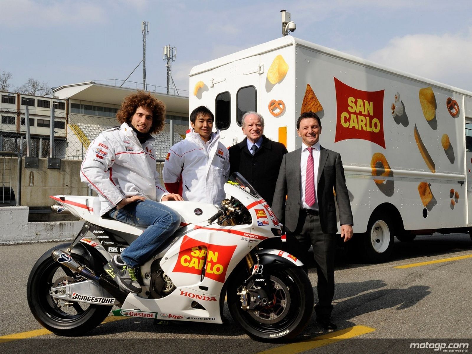 Los dos pilotos de San Carlo Gresini posan junto a los jefes de la escudería satélite de Honda.