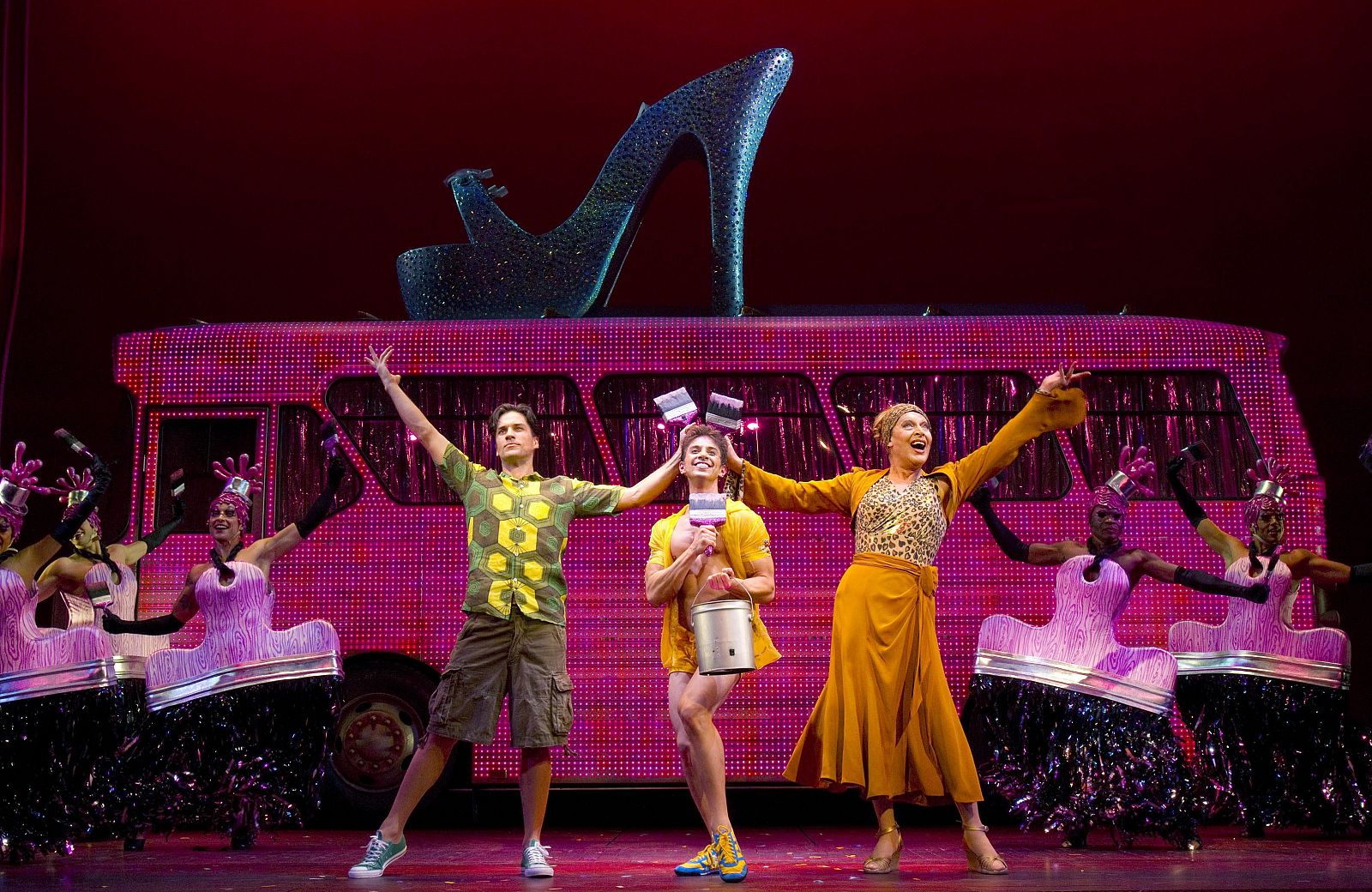 os artistas (de izquierda a derecha) Will Swenson, Nick Adams y Tony Sheldon, durante un momento del musical "Priscilla, reina del desierto",