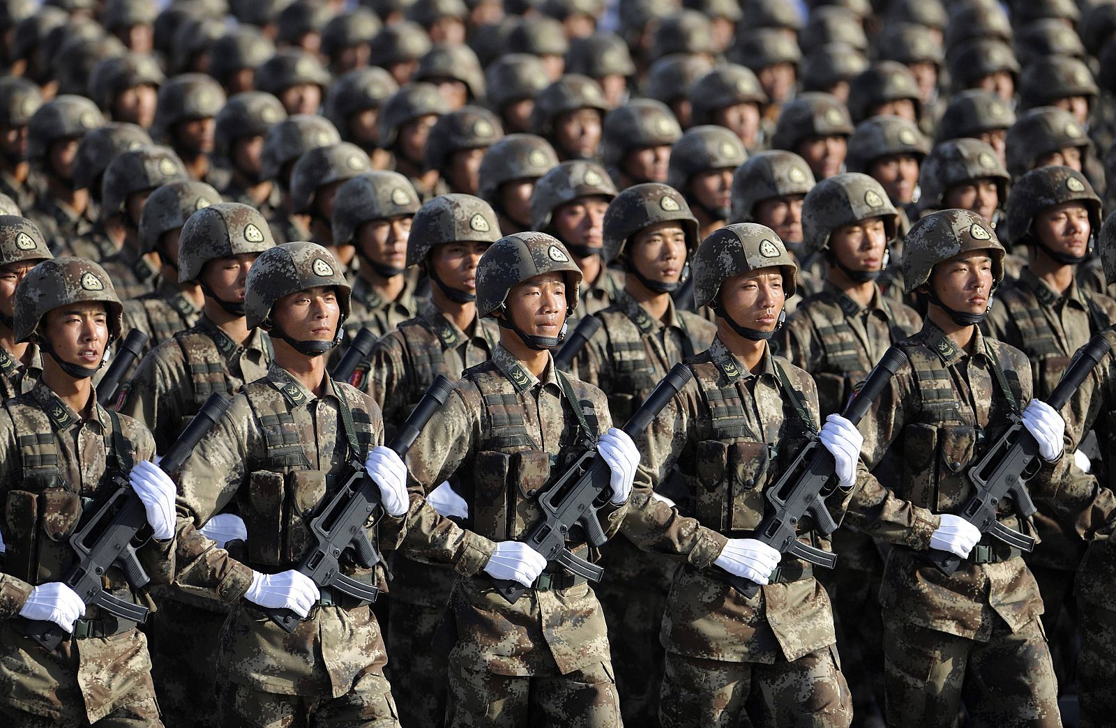 Soldados del Ejército de Liberación del Pueblo marchan en formación durante una sesión de entrenamiento en Pekín.