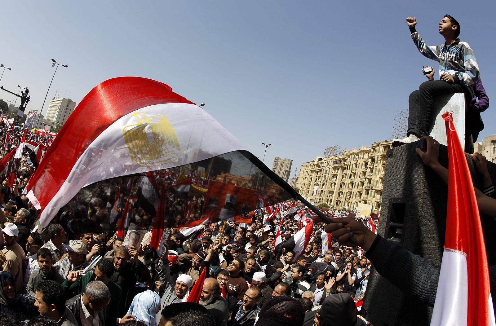 Egipcios ondean banderas de su país en la plaza Tahrir de El Cairo.