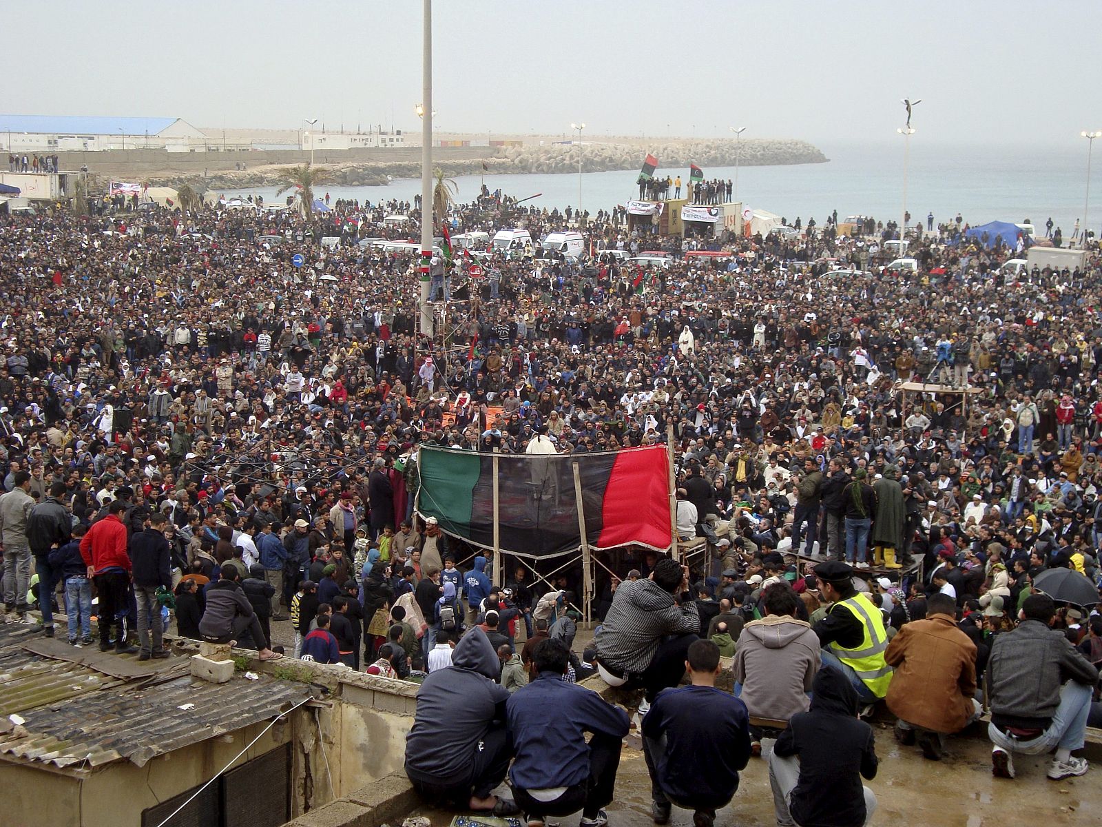 Miles de libios participan en una manifestación contra Muamar el Gadafi en la plaza de los juzgados de Bengasi.