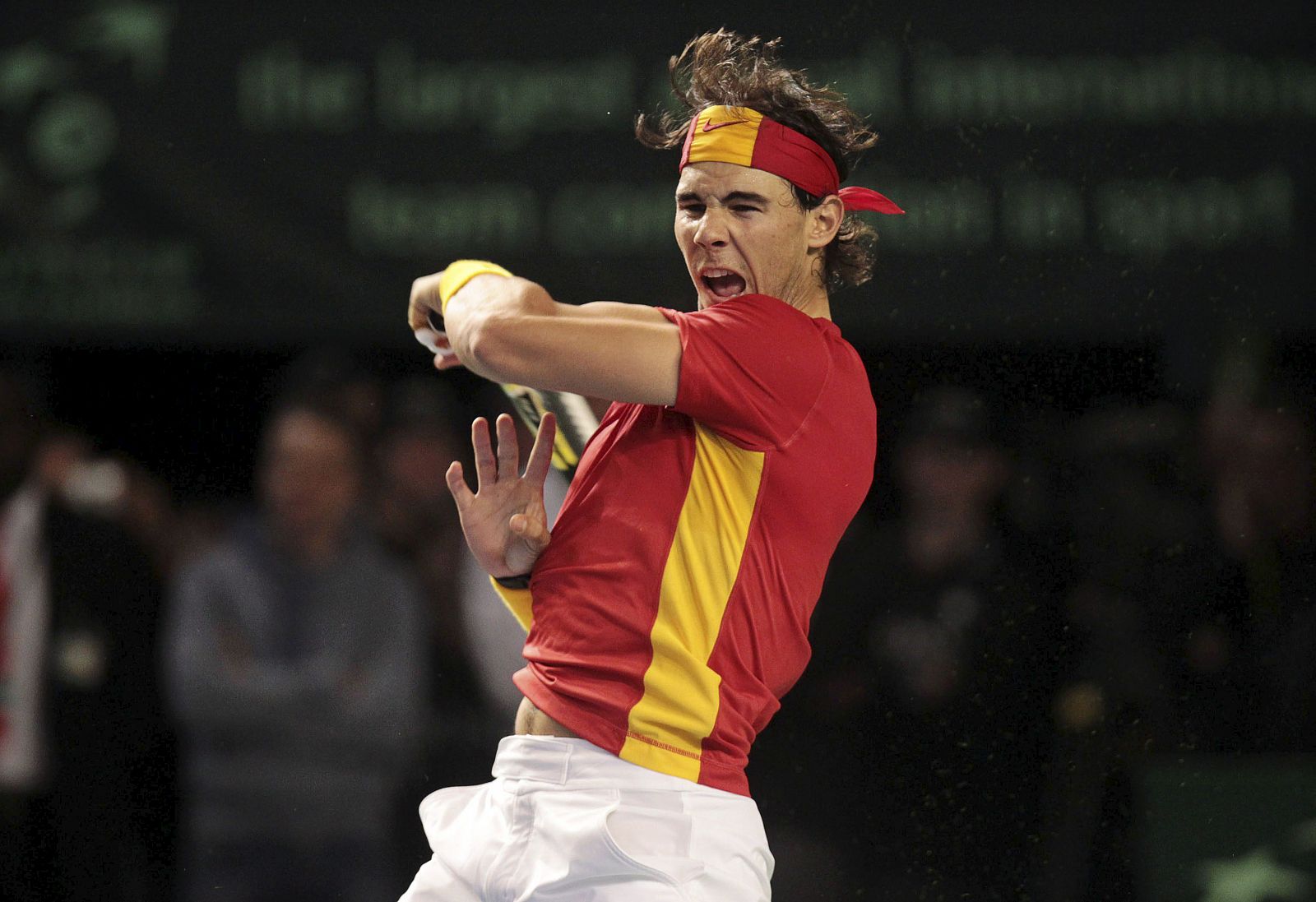 El tenista español Rafael Nadal devuelve una bola al belga Olivier Rochus.