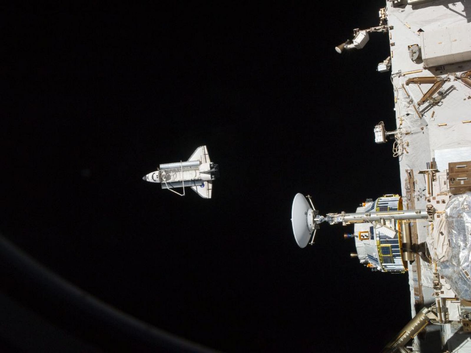 El transbordador Discovery suelta amarras por última vez, de la Estación Espacial Internacional