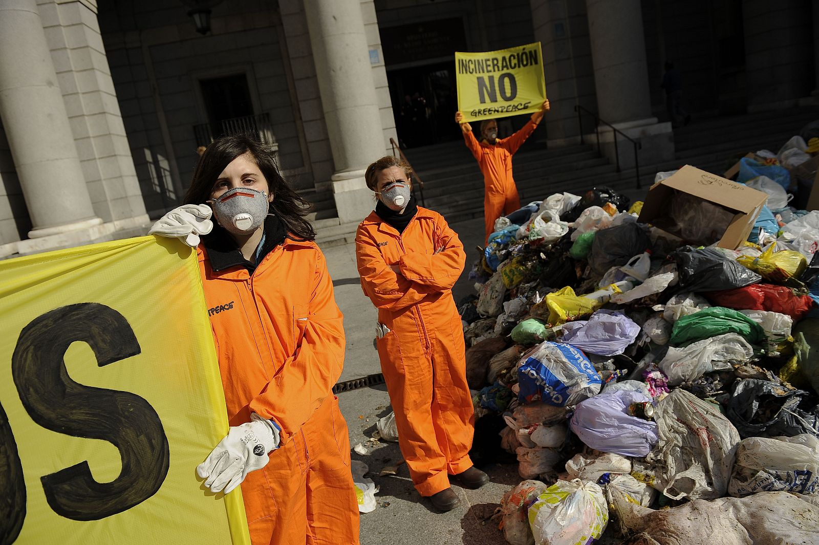 Con esta protesta Greenpeace exige un cambio en el texto del Proyecto de Ley de Residuos y Suelos Contaminados.