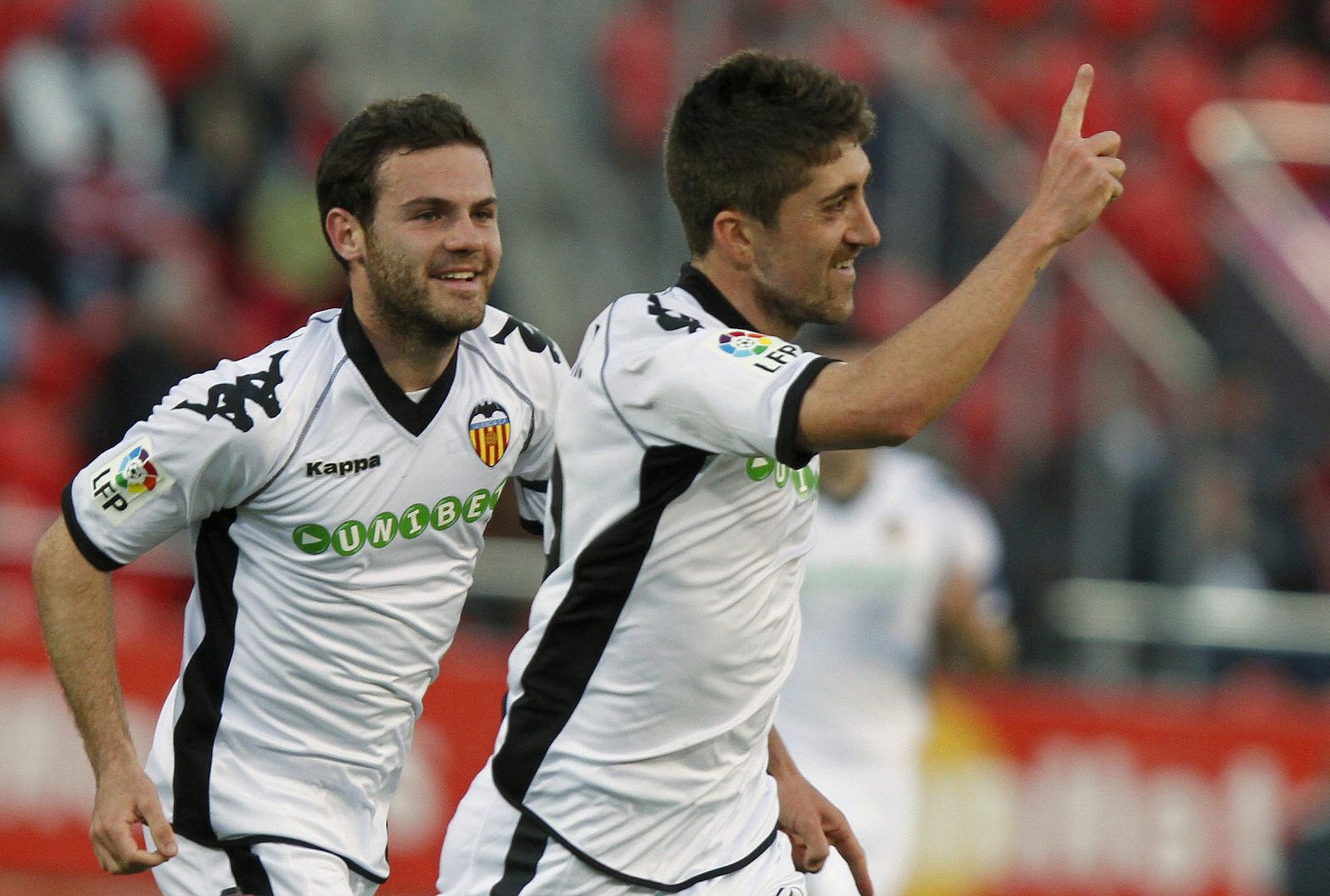Los jugadores del Valencia, Pablo y Mata, celebran un gol.