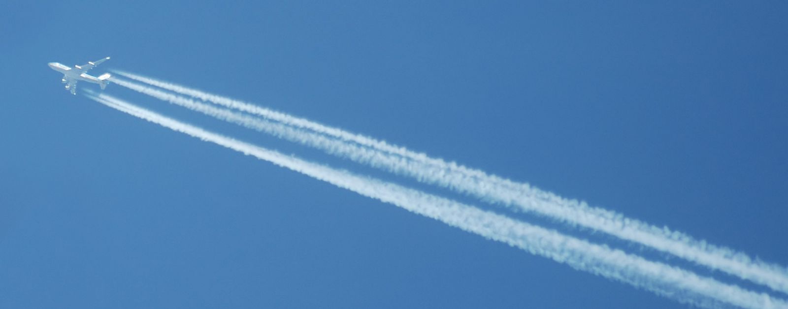 Las estelas que forman los aviones están compuestas por agua condensada