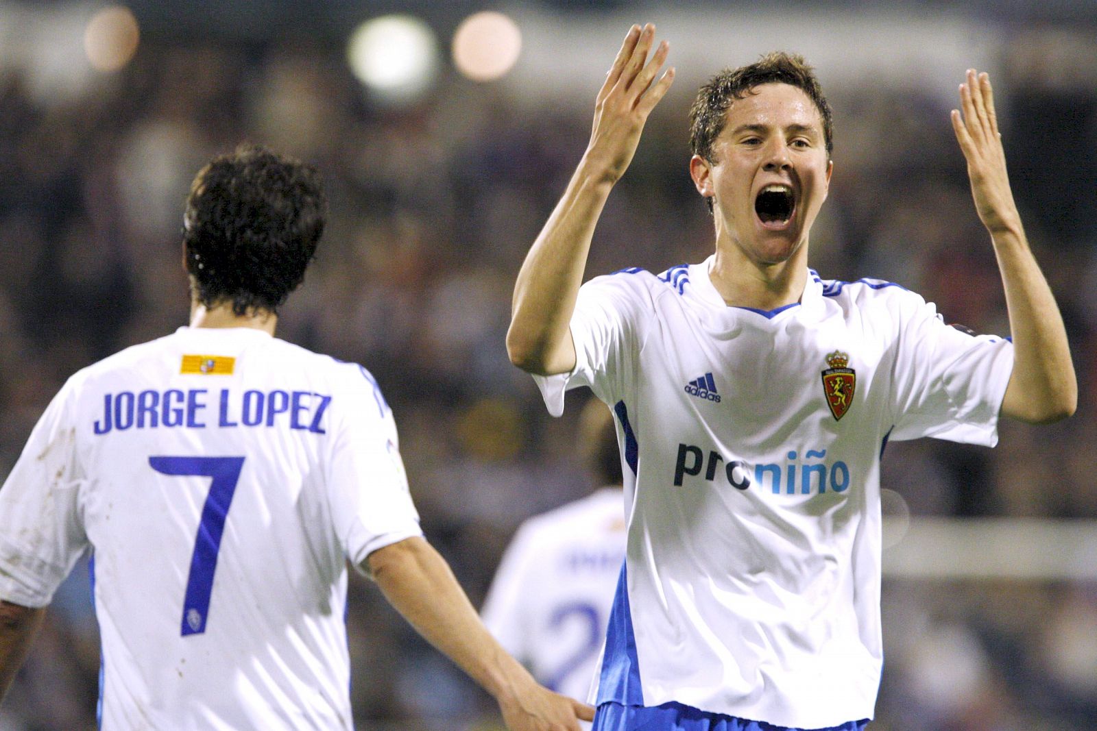 El centrocampista del Real Zaragoza Ander Herrera (d) celebra su gol