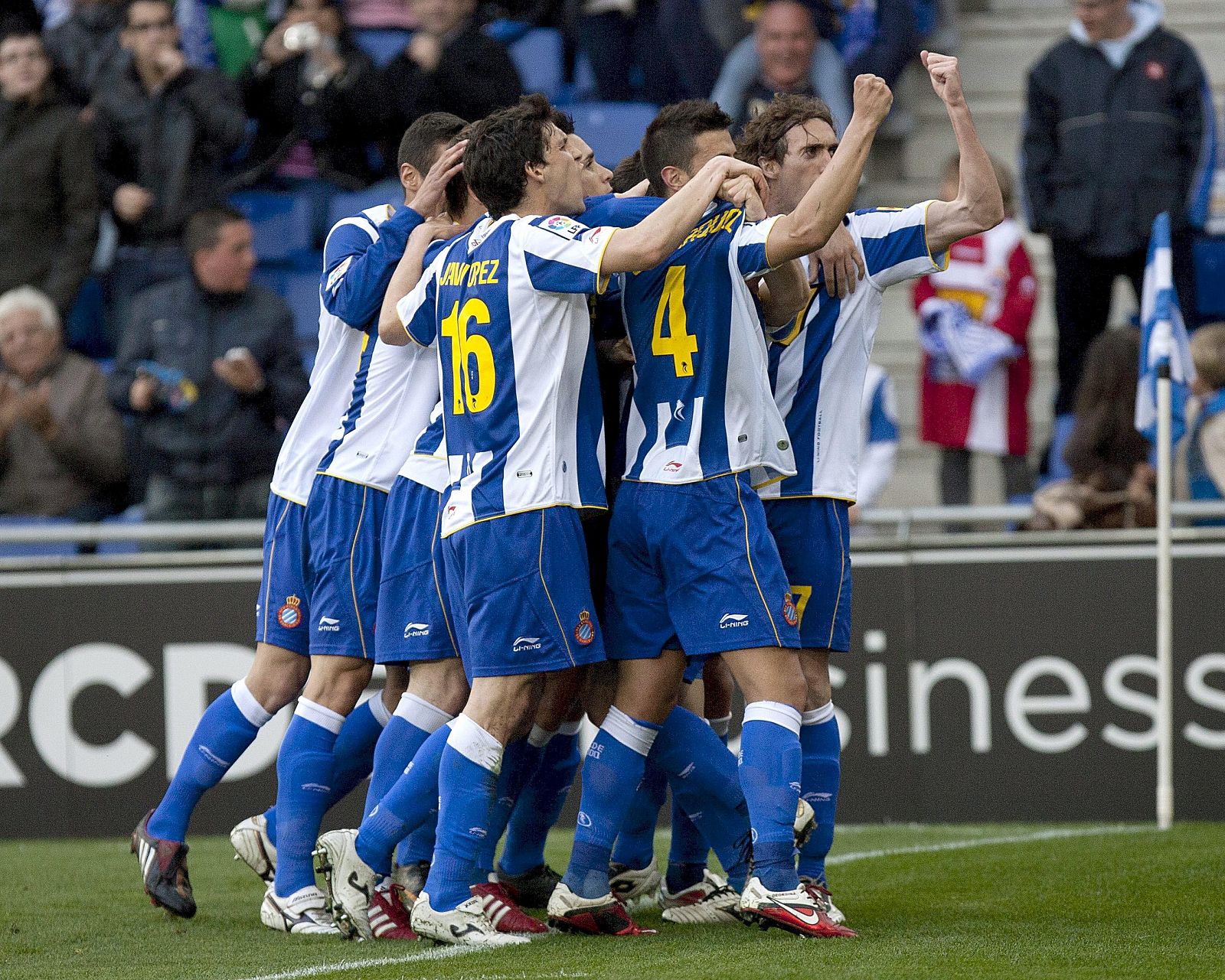 Los jugadores del RCD Espanyol celebran el gol de Iván Alonso ante el Deportivo.