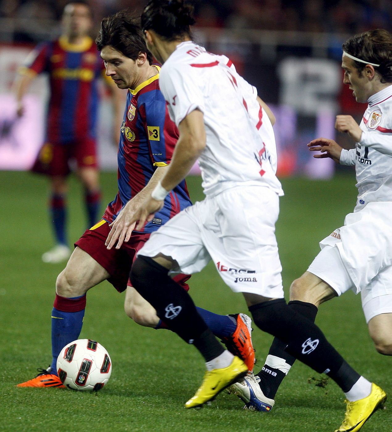 El delantero del Barcelona Messi sufre la presión de los sevillistas Martín Cáceres y Capel.