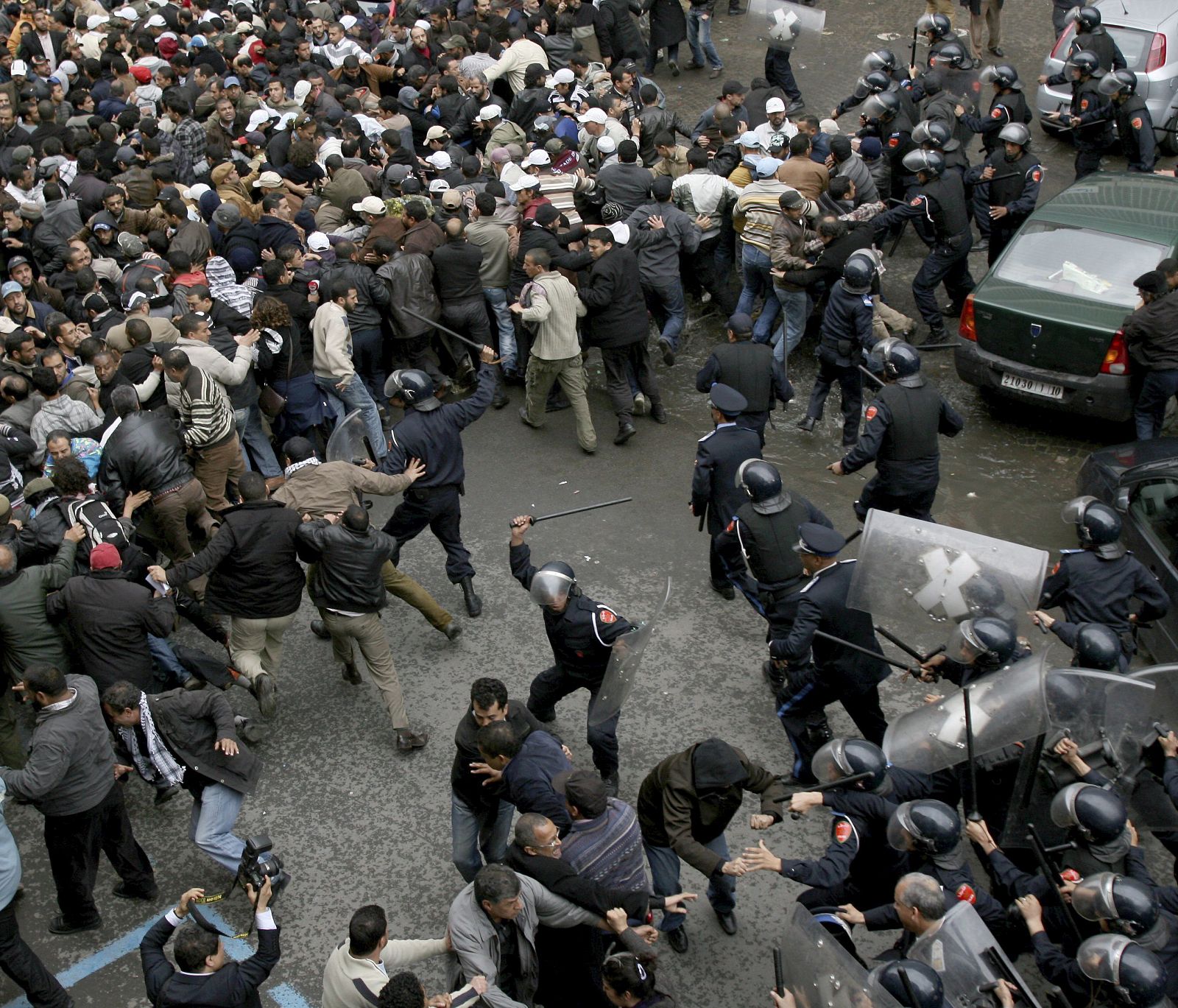 La policía dispersa a los manifestantes en Casablanca.