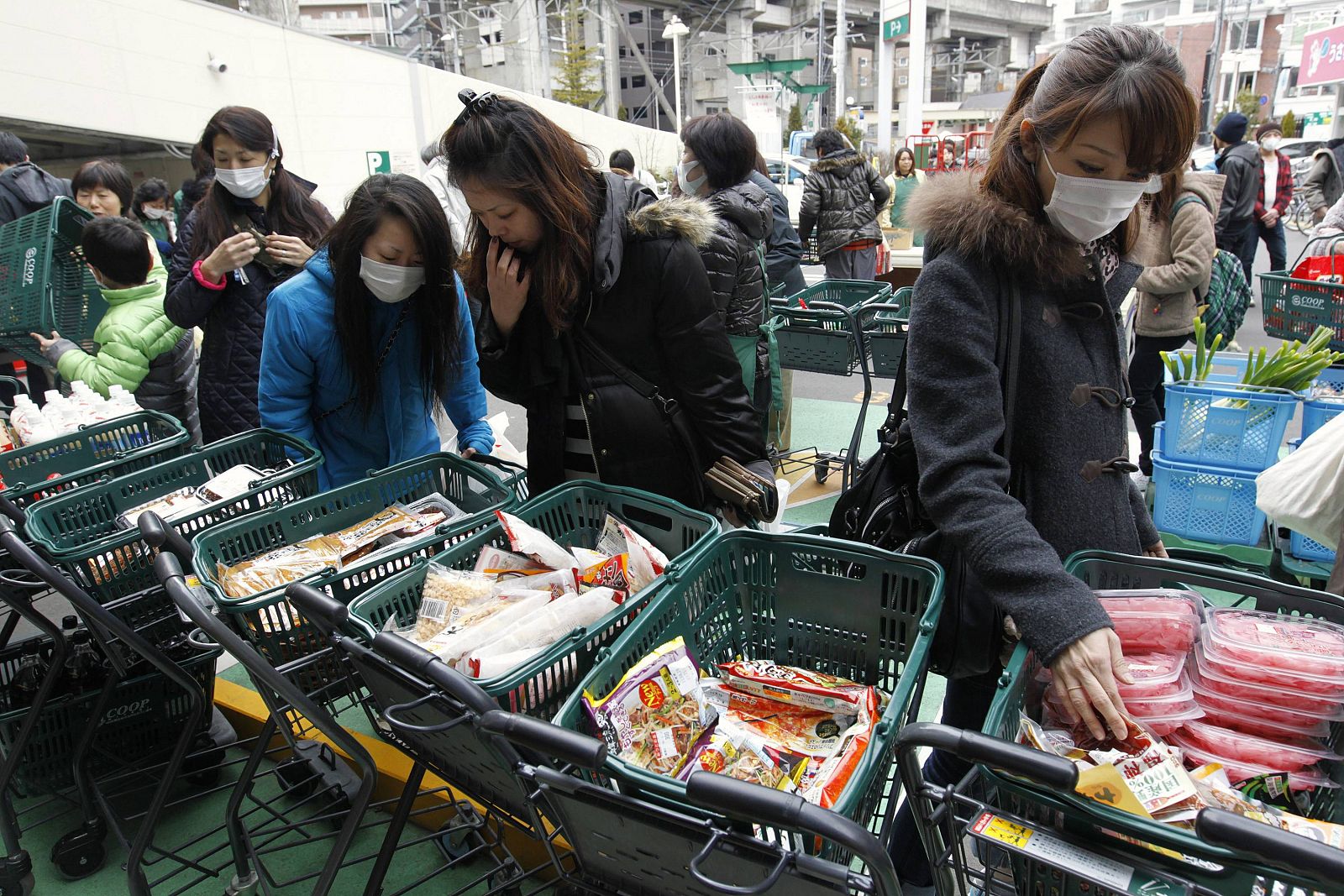Residentes de Sendai, en el noreste de Japón, compran comida en un supermercado provisional