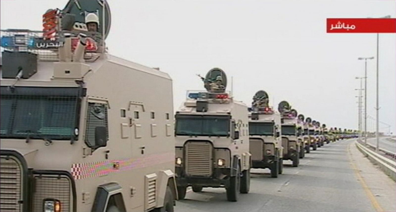 Imagen tomada de televisión que muestra la columna de soldados saudíes entrando en Baréin