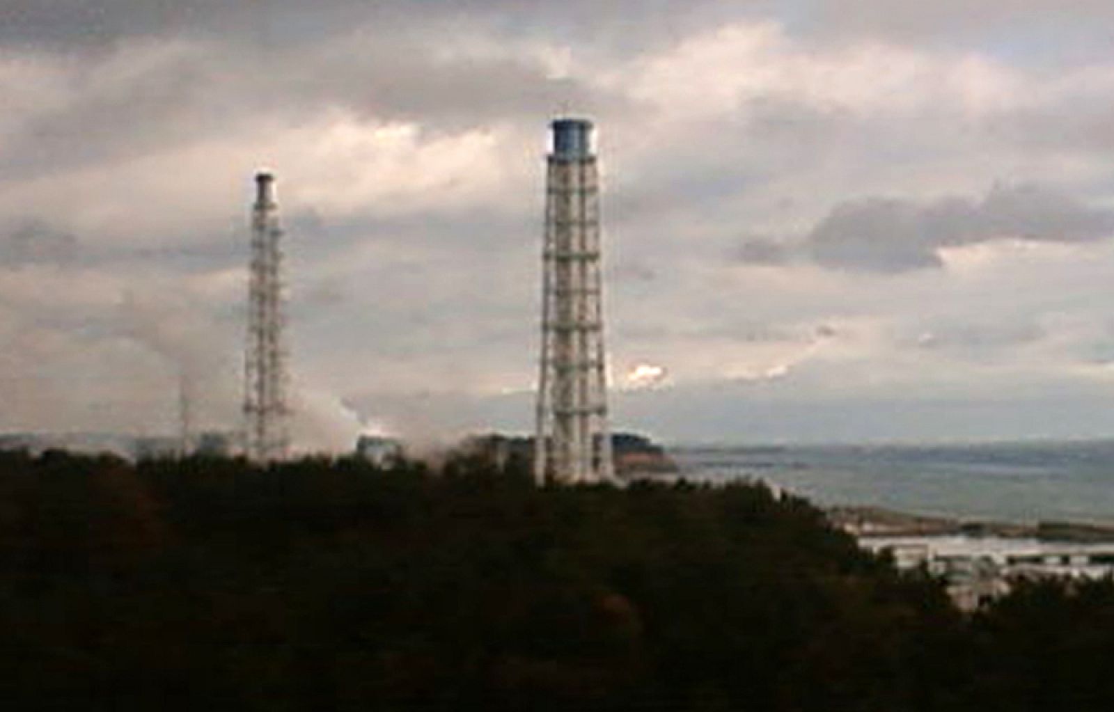 Columna de humo sobre la central de Fukushima este miércoles por la mañana, en una imagen de webcam facilitada por la compañía que explota la central, Tepco.