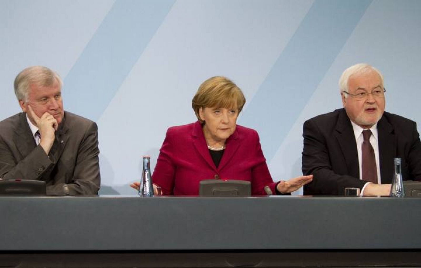 Merkel anuncia la paralización de siete centrales nucleares en Alemania