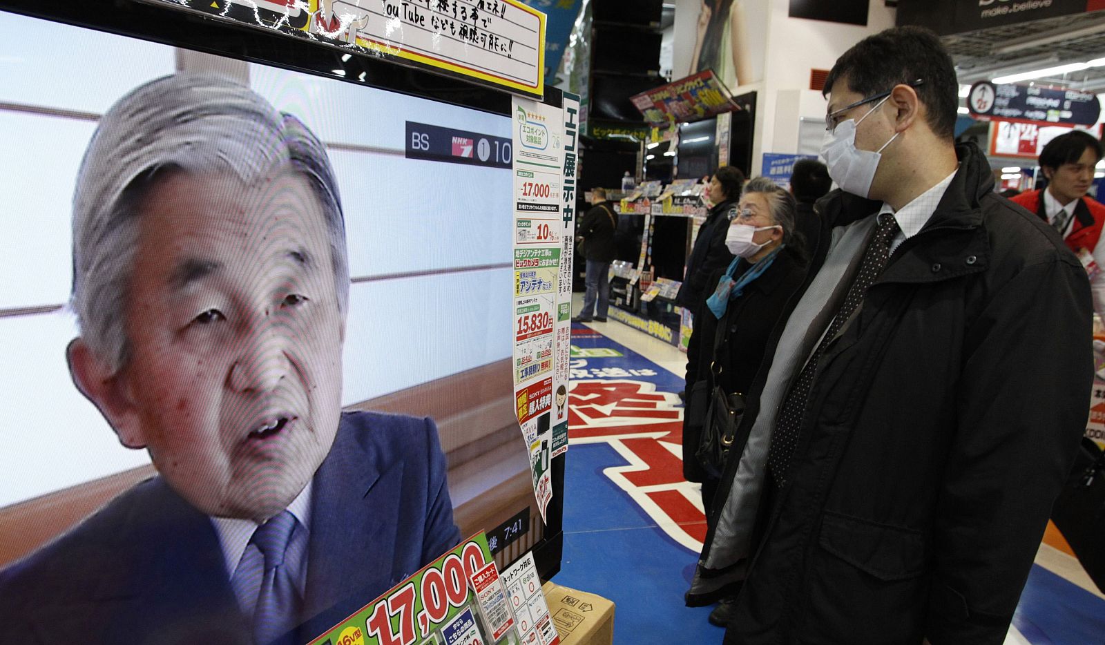 Algunos japoneses han seguido el discurso del emperador Akihito en centros comerciales