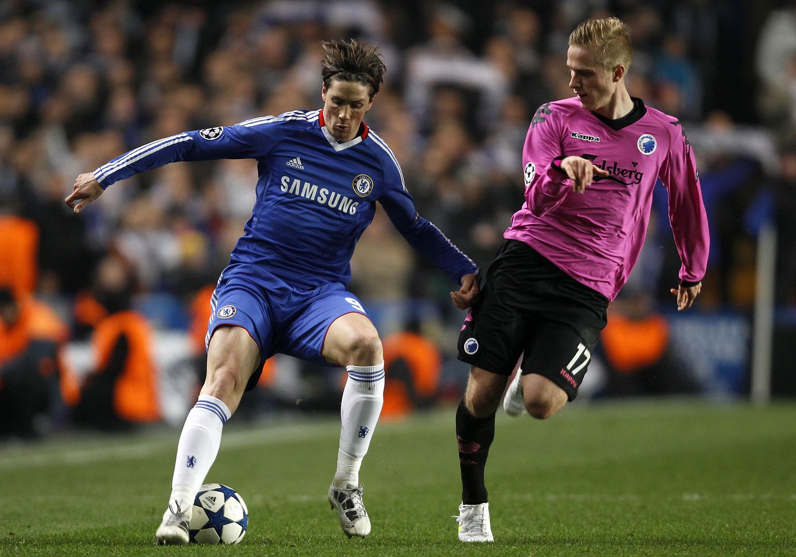 Fernando Torres lucha por un balón con el jugador del FC Copenhagen Oscar Wendt durante el partido de Londres.