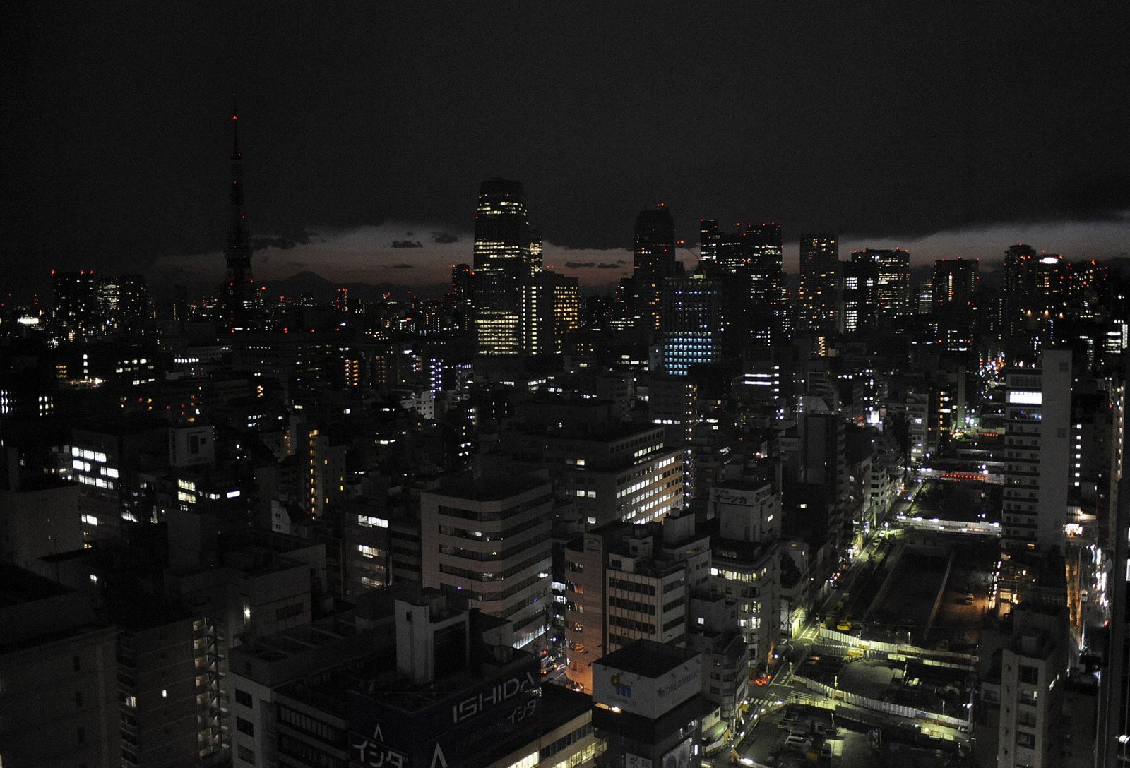 Aspecto de Tokio antes del apagón. Los habitantes han apagado las luces para ahorrar energía