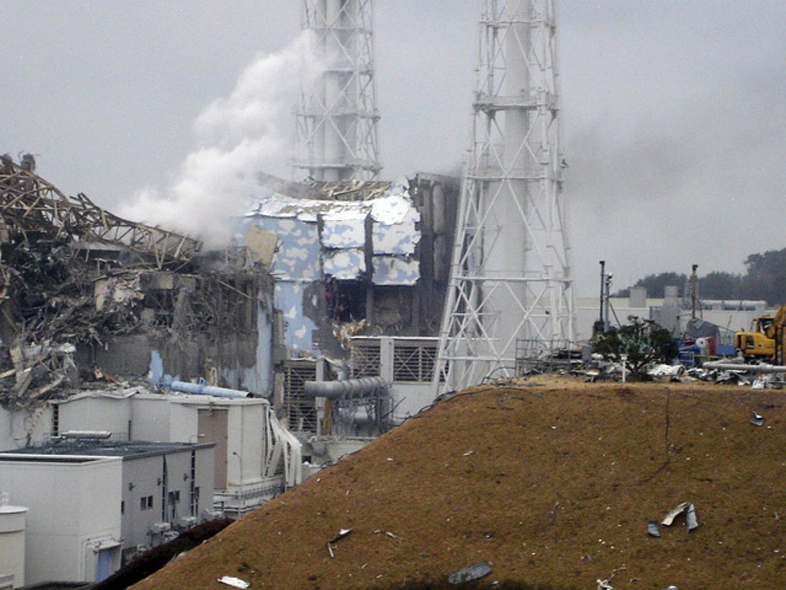 Foto que muestra los daños en los reactores 3 y 4 de Fukushima