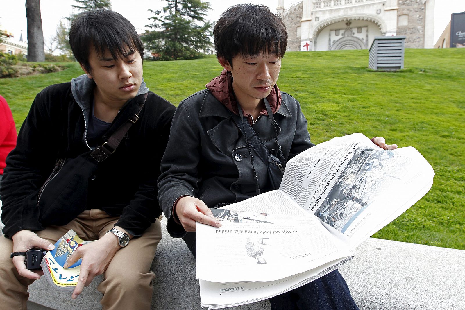 Varios turistas japoneses que han visitado el museo del Prado de la capital, siguen a través de la prensa española las noticias de su país.