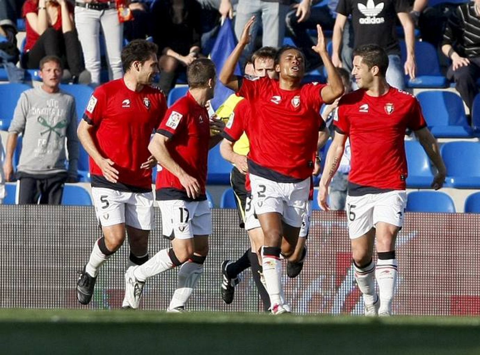 Nelson Augusto Tomar celebra con sus compañeros la consecución del segundo gol.