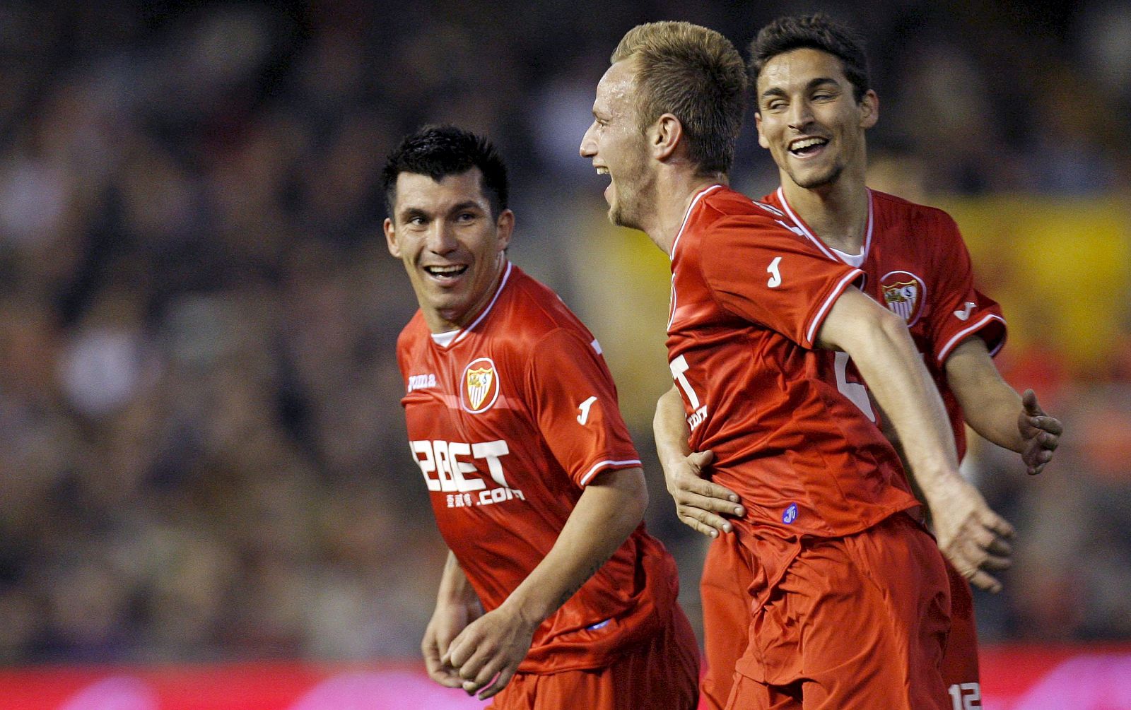 El centrocampista croata del Sevilla CF Iván Rakitic (c) celebra su gol con sus compañeros.