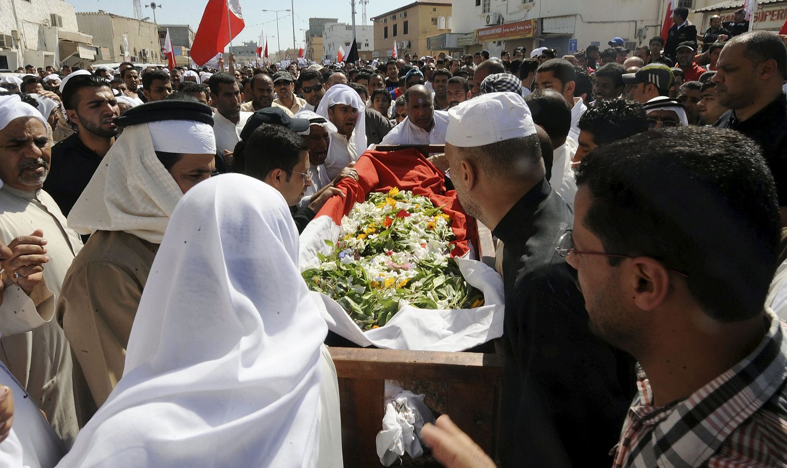 Funeral celebrado el lunes por una de las víctimas de la represión en Baréin
