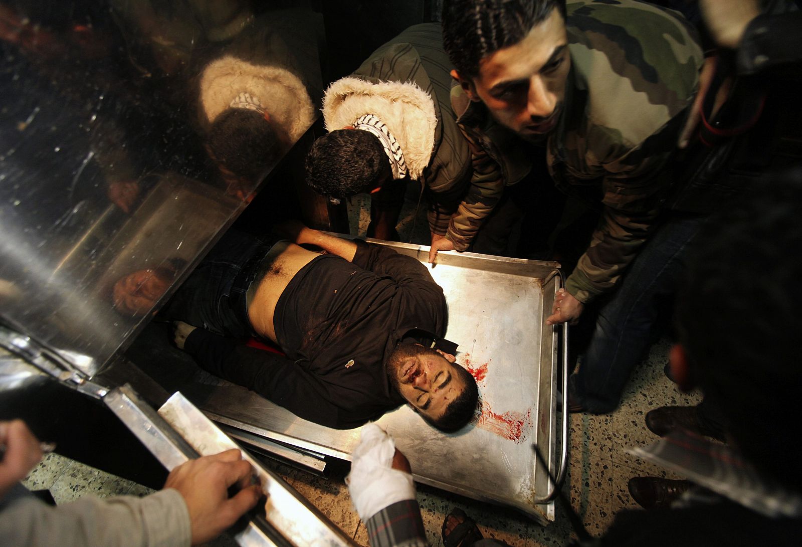 Imágen del cuerpo de uno de los palestinos fallecidos tras el taques de Israel contra Gaza