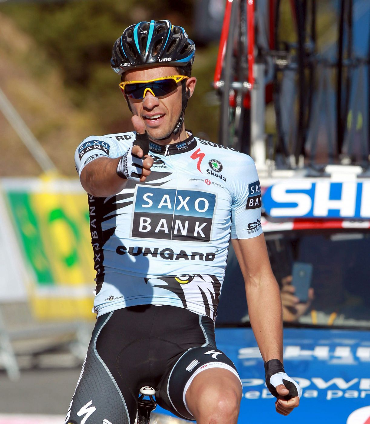 Contador 'dispara' con la mano a su llegada a meta, al adjudicarse la etapa reina, la tercera, de la Volta a Cataluña.