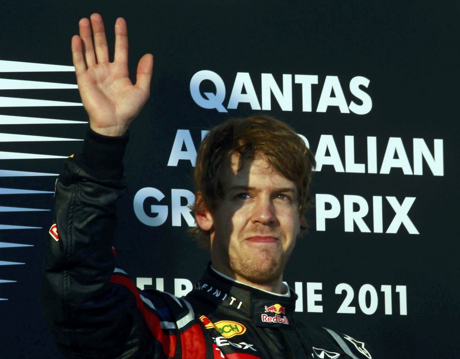 El ganador en el Gran Premio de Australia, Sebastian Vettel, saluda desde el podio de Melbourne.