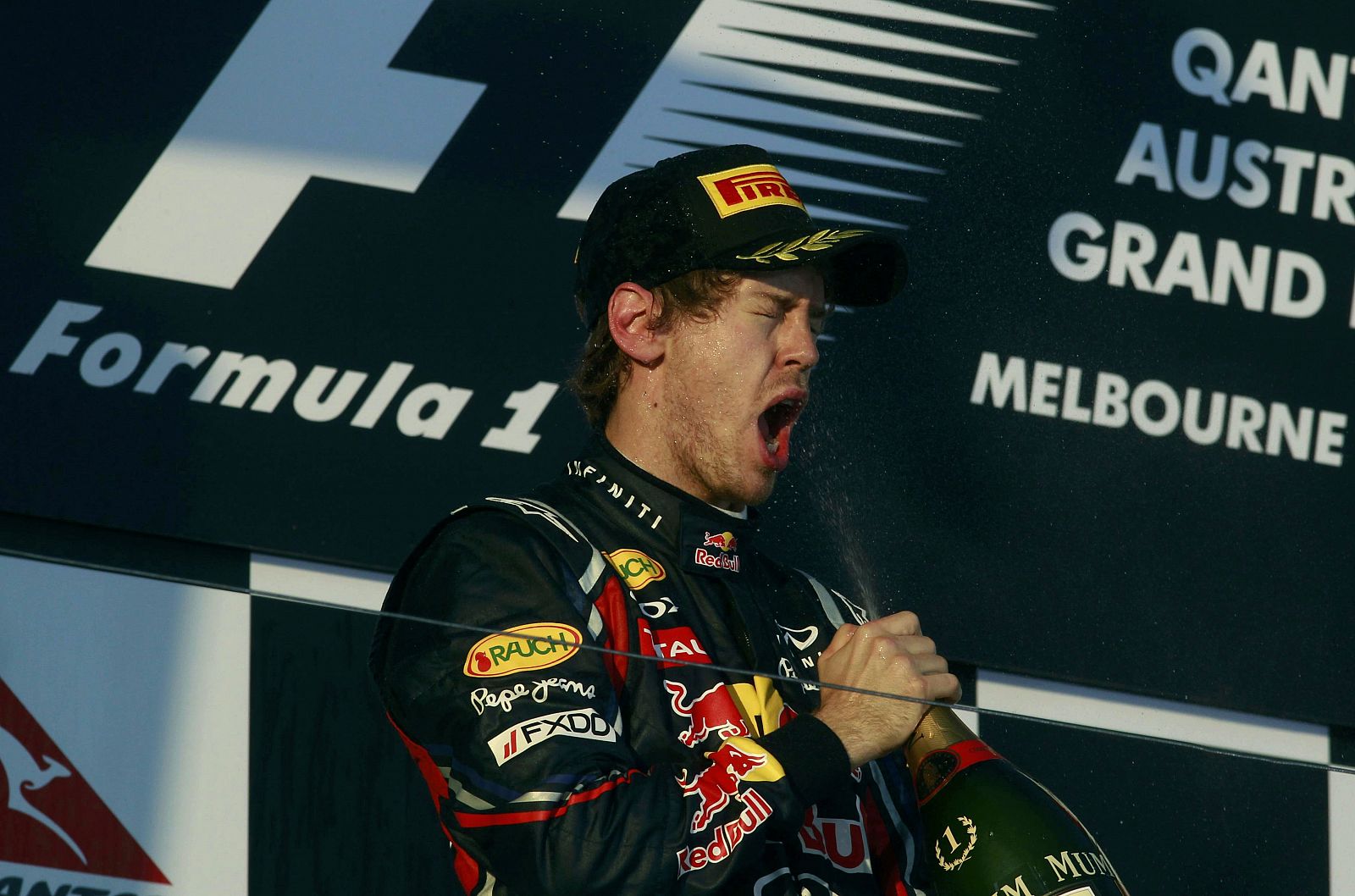 El piloto de Red Bull, el alemán Sebastian Vettel, celebra su triunfo en el Gran Premio de Melbourne.