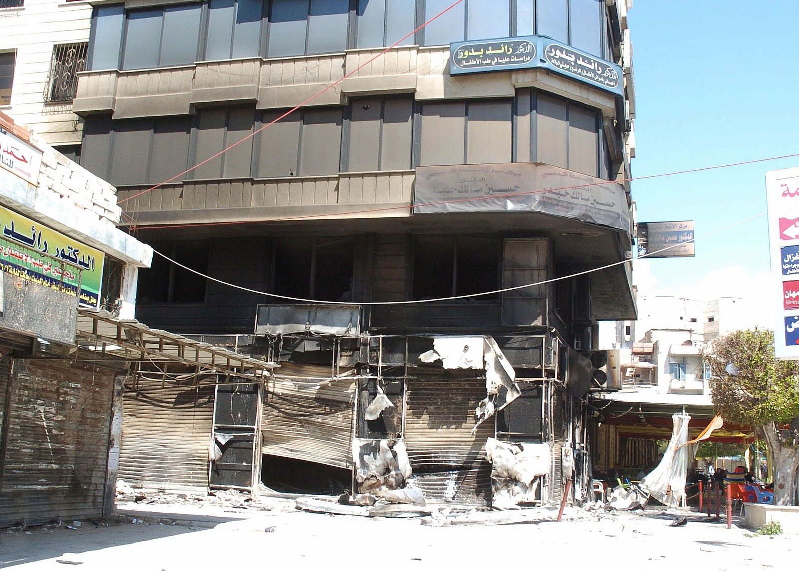 Edificio quemado en Latakia, en los incidentes del domingo en los que murieron varias personas