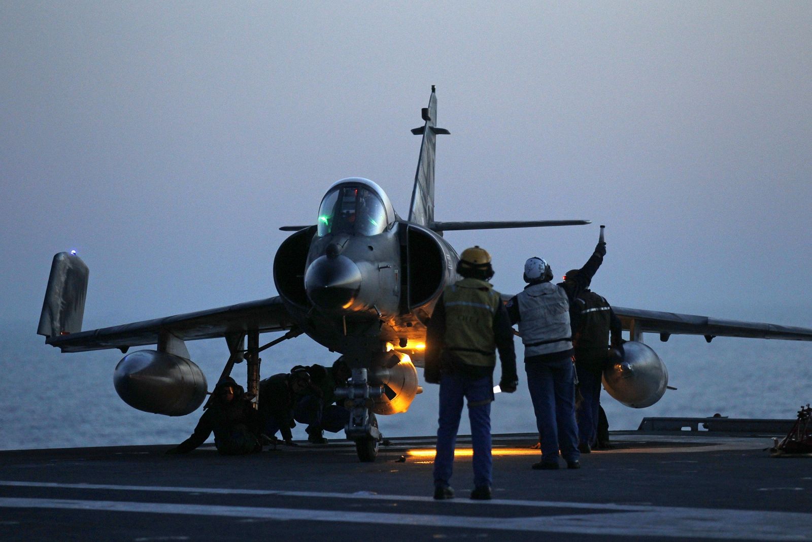 Un caza Super Etendard se prepara para despegar del portaaviones francés Charles de Gaulle en una misión sobre Libia