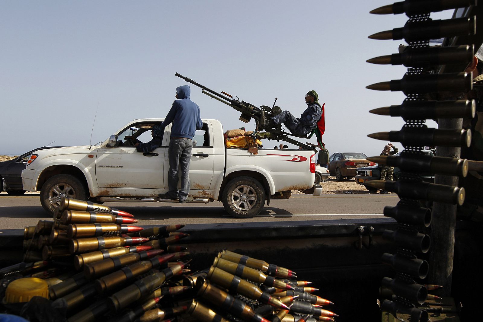 Tropas rebeldes libias en un coche en Bin Yawad