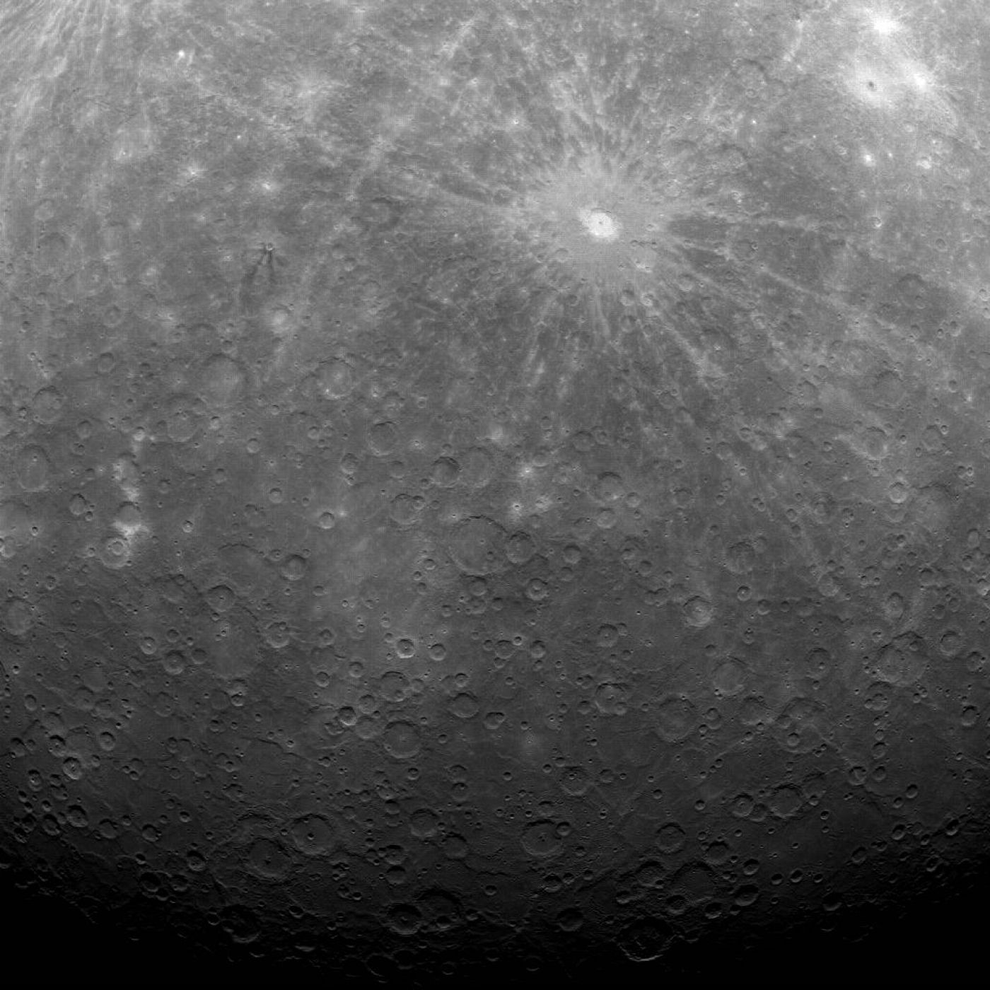 Primera imagen de la superficie de Mercurio obtenida por la sonda Messenger desde la órbita del planeta