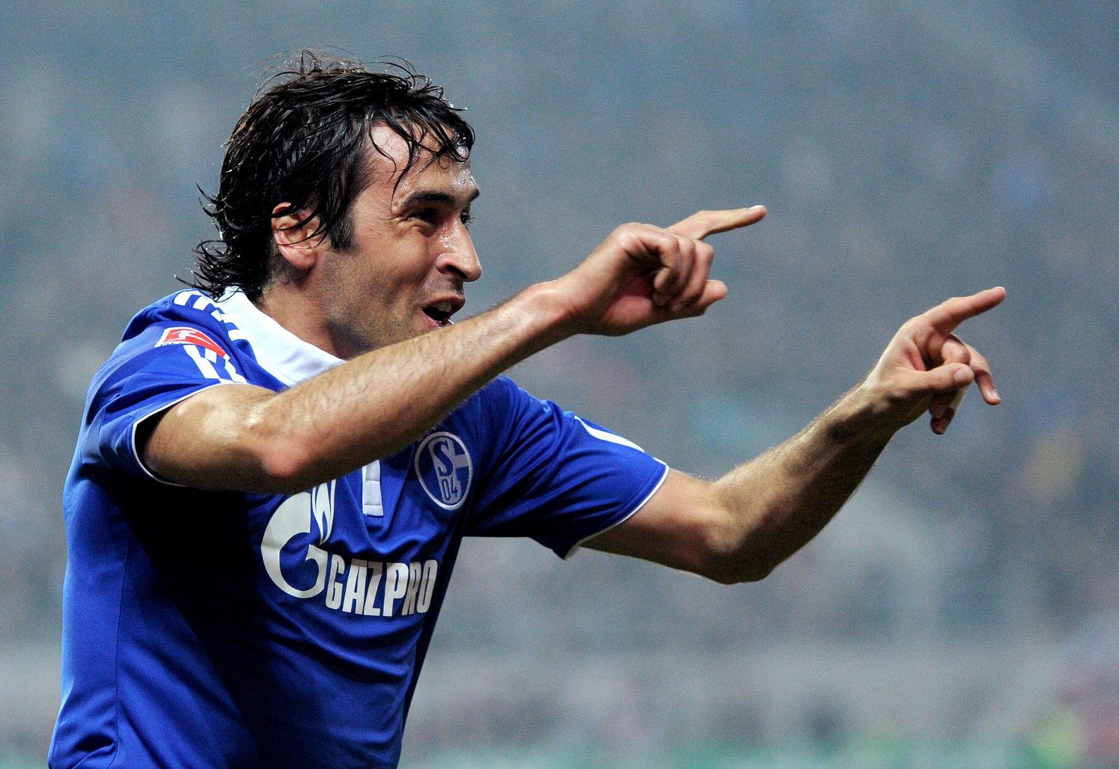 Raúl celebra el primero de los dos goles del Schalke ante el St. Pauli