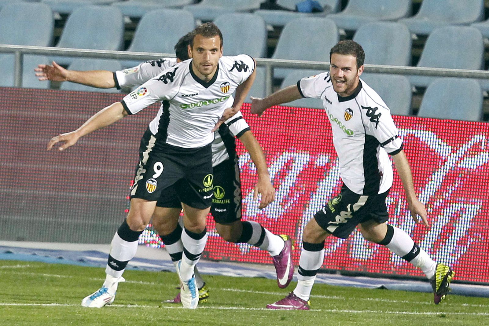 Roberto Soldado (i) celebra con su compañero Juan Manuel Mata uno de sus cuatro goles