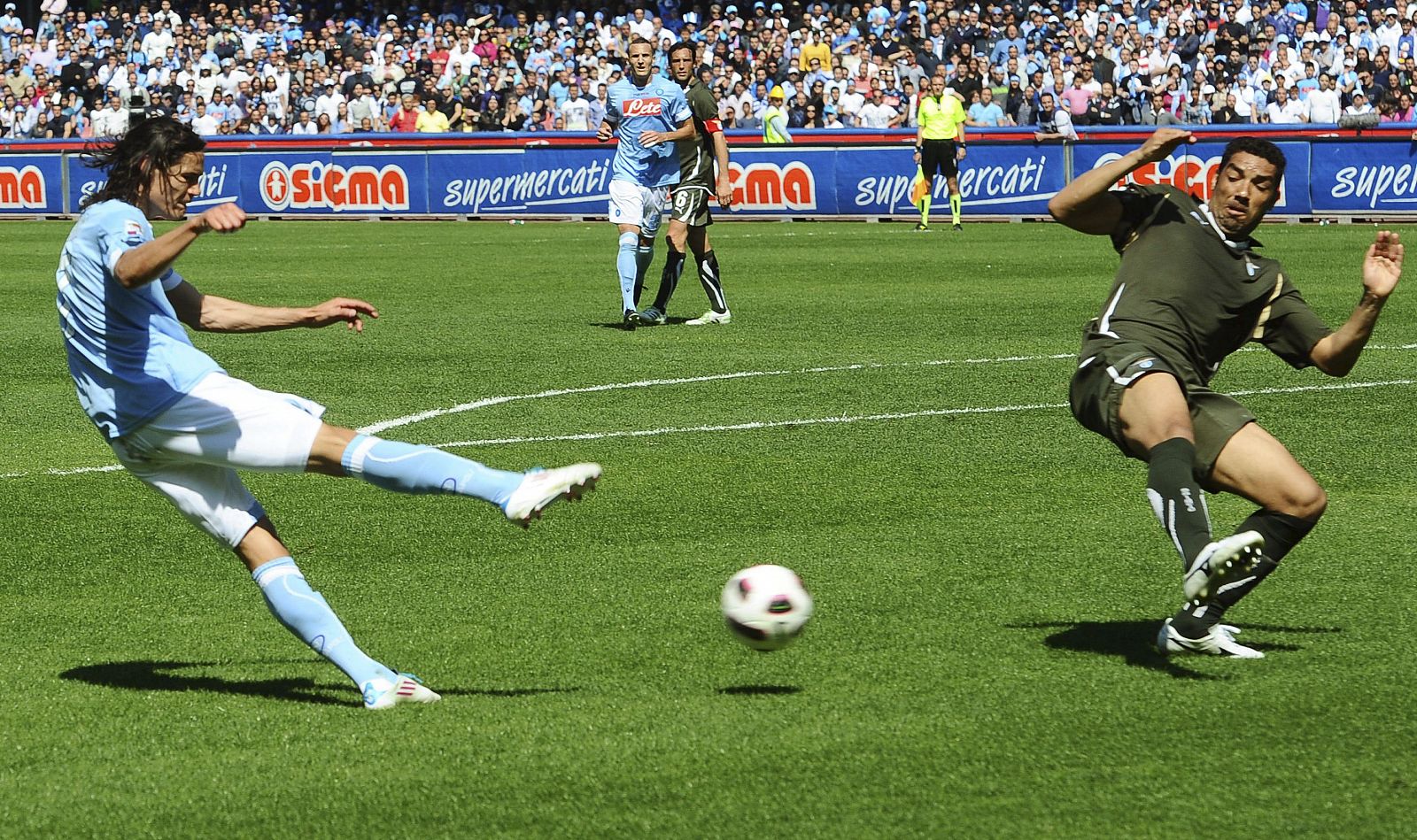 Edinson Cavani realiza un disparo ante un defensor del Lazio