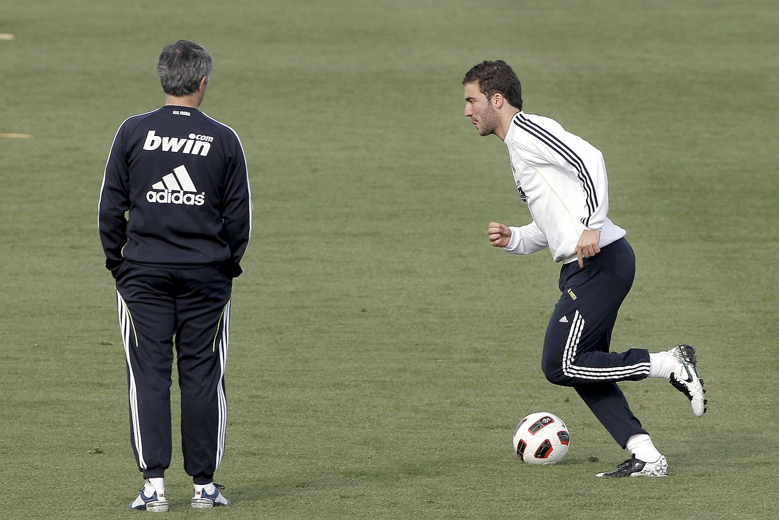 Jose Mourinho (i) observa al delantero argentino Gonzalo Higuaín durante el entrenamiento.