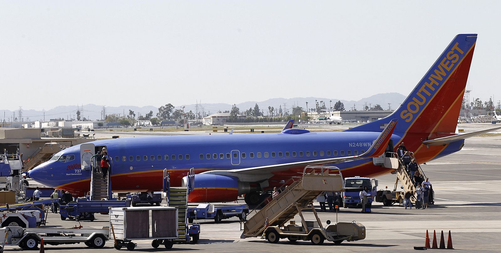 Pasajeros desembarcan del vuelo de Southwest Airlines en Arizona después de que se descubirera una grieta en el fuselaje del Boeing 737