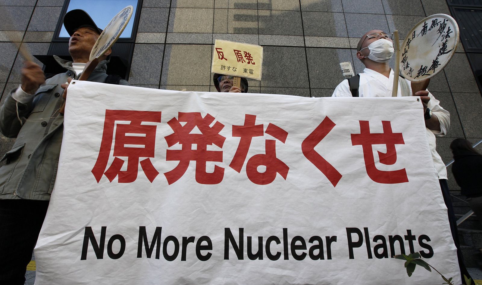Protesta antinuclear ante la sede de TEPCO, la empresa que opera Fukushima, en Japón