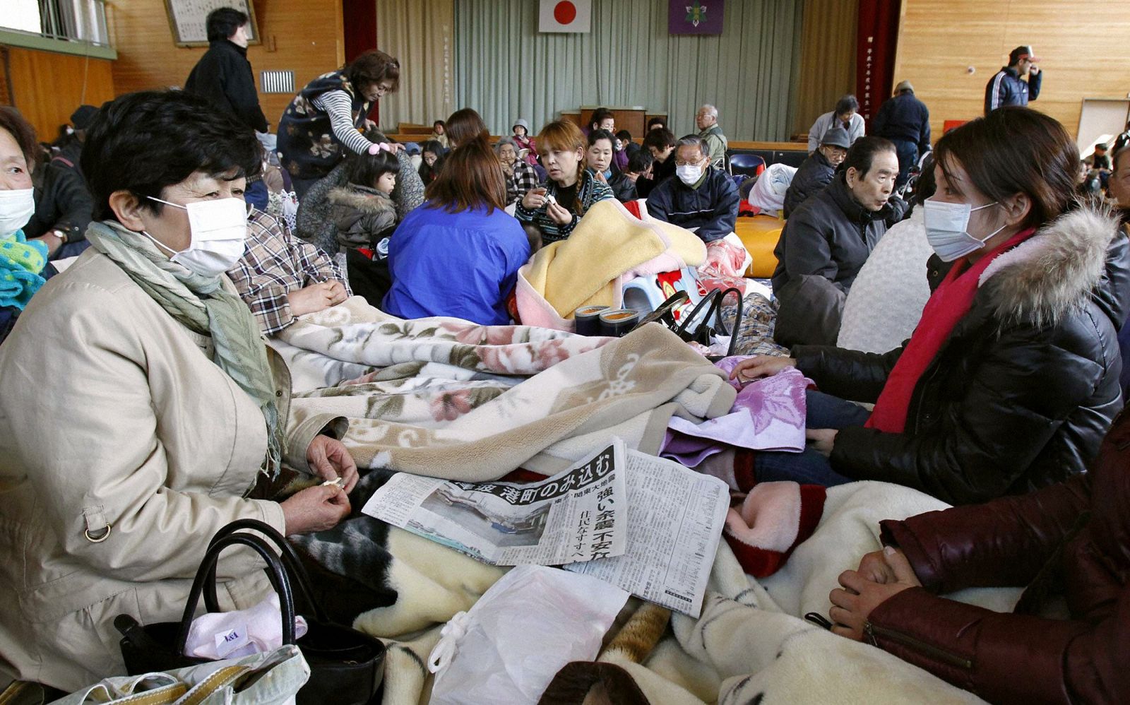 Evacuados de los alrededores de la central de Fukushima, en uno de los centros de evacuación