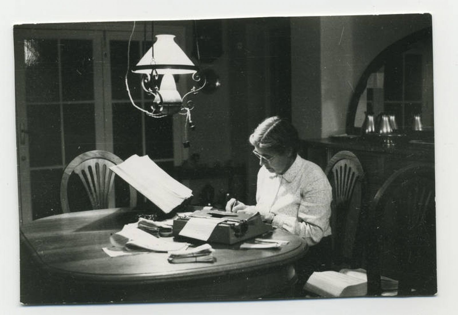 María Moliner trabajando en el Diccionario en su casa