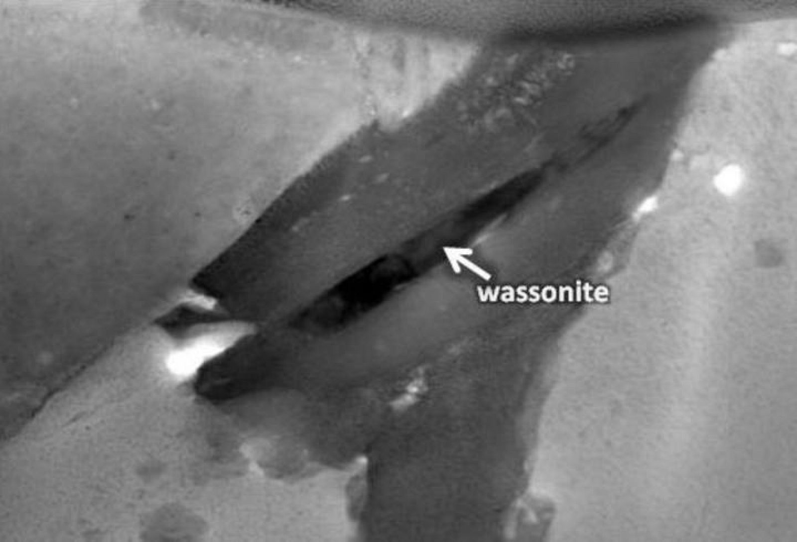 Encontrar un mineral tan minúsculo fue posible gracias al microscopio de transmisión de electrones de la NASA, capaz de aislar los granos de la wasonita