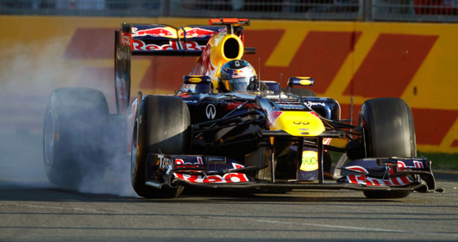 El piloto de Red Bull Sebastian Vettel conduce su monoplaza en el circuito de Albert Park.