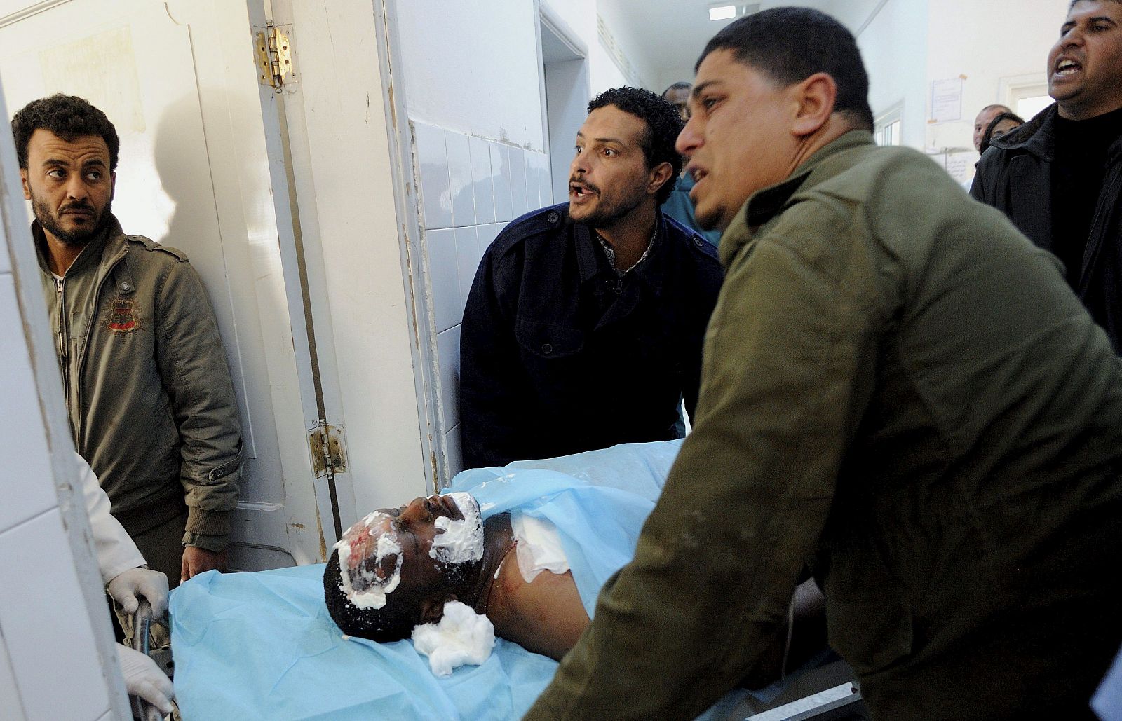 Uno de los heridos en el bombardeo de la OTAN sobre Brega llega al hospital de Ajdabiya